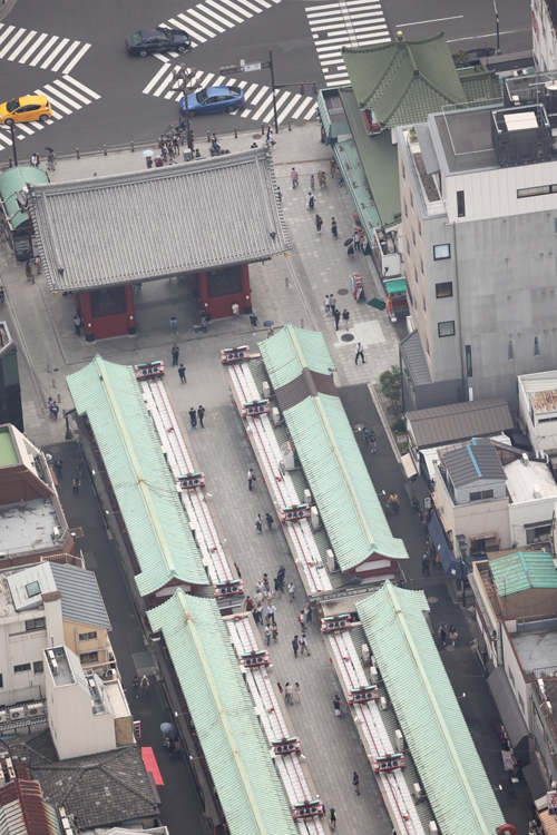 人が少ない浅草。コロナ下のお盆では各地でこういった光景が（撮影／小倉雄一郎）