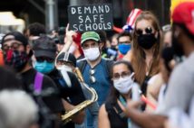学校再開反対のデモは「反トランプ」集会と化している(EPA=時事)
