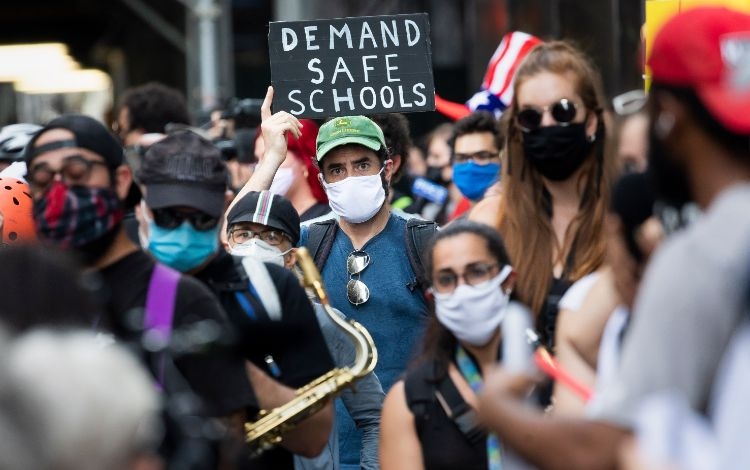 学校再開反対のデモは「反トランプ」集会と化している（EPA＝時事）