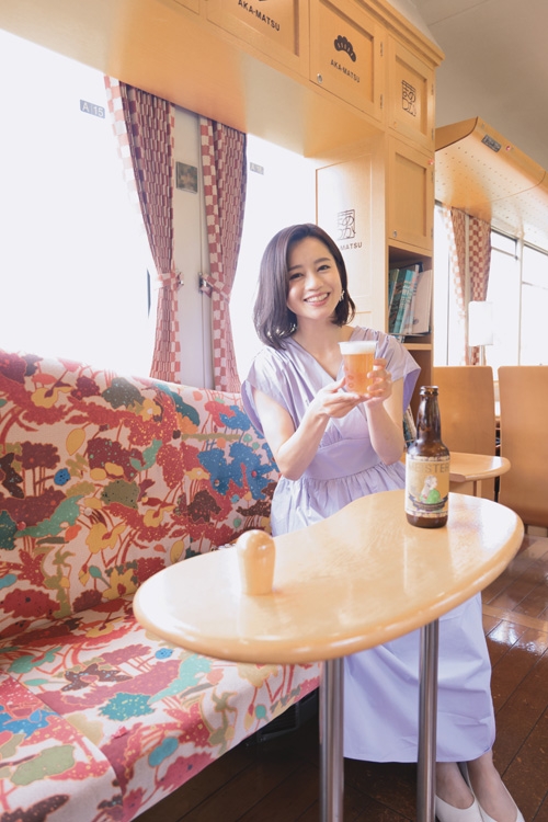 車内では飲み物やお土産も購入できる