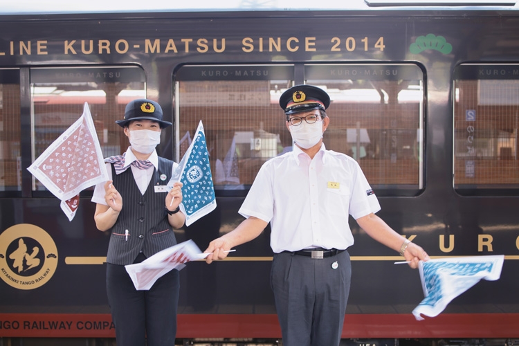 天橋立駅での出発時には駅長や駅員が見送ってくれる