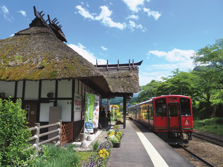 会津鉄道には茅葺屋根の駅も（撮影／櫻井寛）