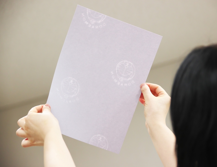 見返しには、ドラえもんの透かしが入った和紙を使用