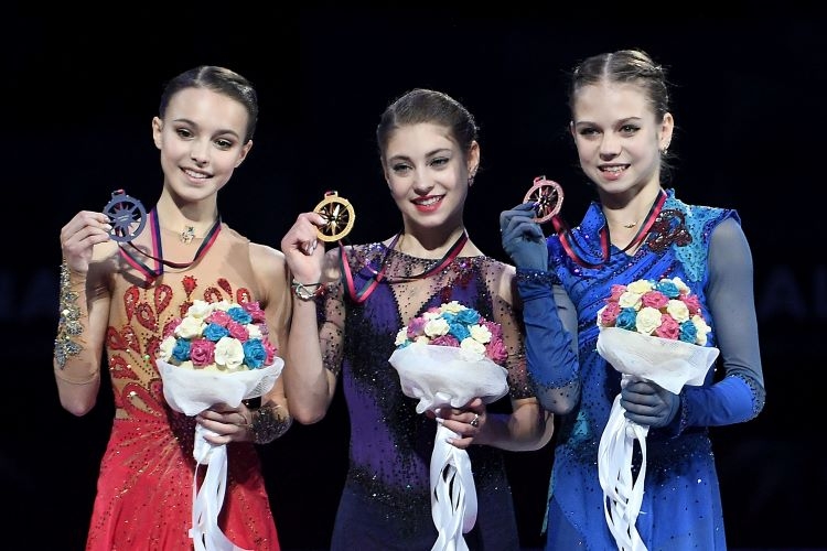 2019年のGPファイナルを制した「ロシア3人娘」のうち、コストルナヤ（中央）とトルソワ（右）が移籍した（時事通信フォト）