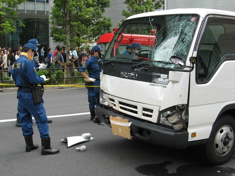 無敵の人による事件のひとつと言われる秋葉原通り魔事件・加藤智大死刑囚が通行人をはねた２トントラック（時事通信フォト）