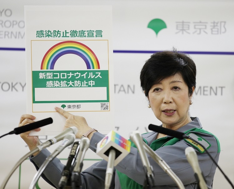 「感染防止徹底宣言ステッカー」について会見する小池百合子都知事（時事通信フォト）