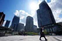 コロナ後に人もまばらとなった東京・大手町のオフィス街(時事通信フォト)