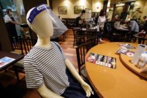 客どうしの距離を置くためマネキン配置。満席になっても以前と同じような売上にはならない(時事通信フォト)