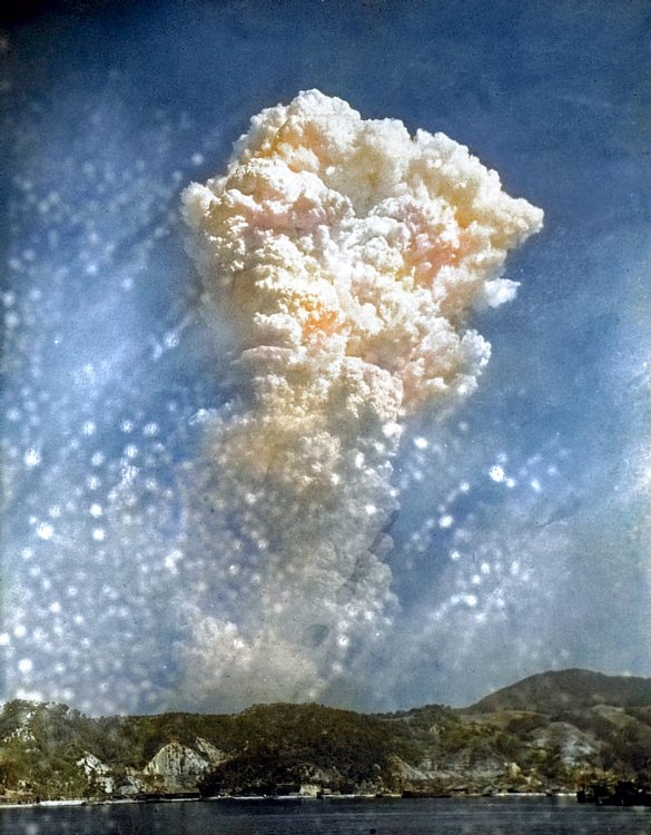 カラー化されたきのこ雲。1945年8月6日、広島市へ原子爆弾投下。元写真は呉市の吉浦町（現・若葉町）にあった海軍工廠砲煩実験部にて、尾木正己が撮影