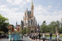 ディズニーランドで人気のパレードも空いている（時事通信フォト）