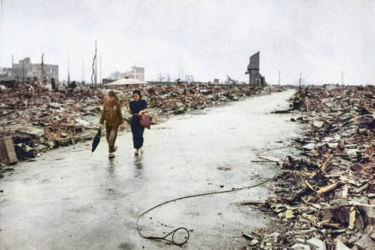 1945年9月8日、原爆投下1か月後。広島の焼け跡を傘を差して歩くカップル（「LIFE」誌のカメラマン、Bernard Hoffmanが撮影）