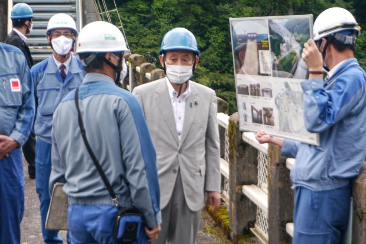 群馬県の須田貝ダムを視察する菅官房長官（時事通信フォト）