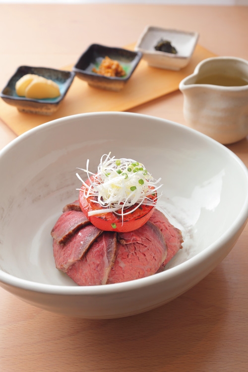 「松阪牛のローストビーフ丼」（三重食材を使ったスープ、サラダ、小鉢、ドリンク付き）3080円