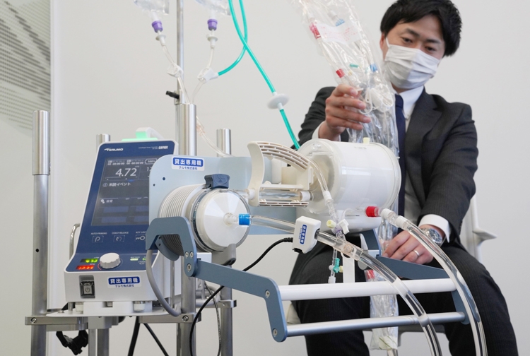 体外で血液に酸素を取り込むECMO（時事通信フォト）