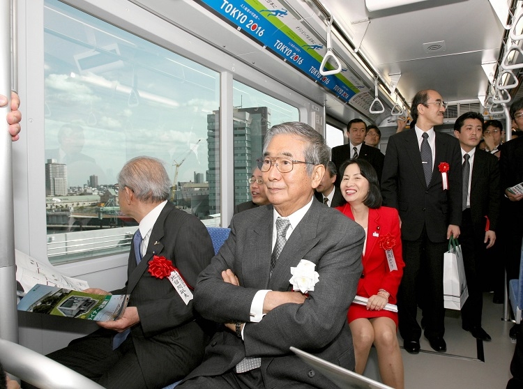 2008年、開業式典を終え日暮里・舎人ライナーに試乗する東京都の石原慎太郎知事（中央）ら関係者（時事通信フォト）