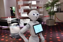 東京都では軽症や無症状の陽性患者を受け入れる宿泊療養施設にロボットを試験導入（AFP＝時事）
