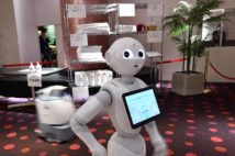 東京都では軽症や無症状の陽性患者を受け入れる宿泊療養施設にロボットを試験導入(AFP=時事)
