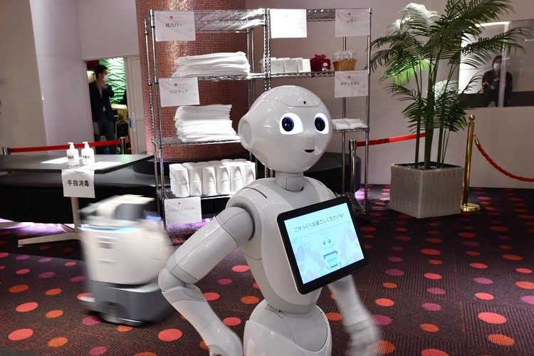 東京都では軽症や無症状の陽性患者を受け入れる宿泊療養施設にロボットを試験導入(AFP=時事)