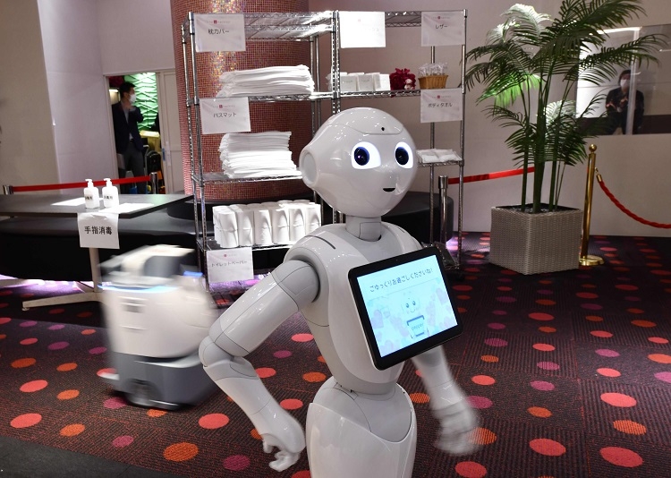 東京都では軽症や無症状の陽性患者を受け入れる宿泊療養施設にロボットを試験導入（AFP＝時事）