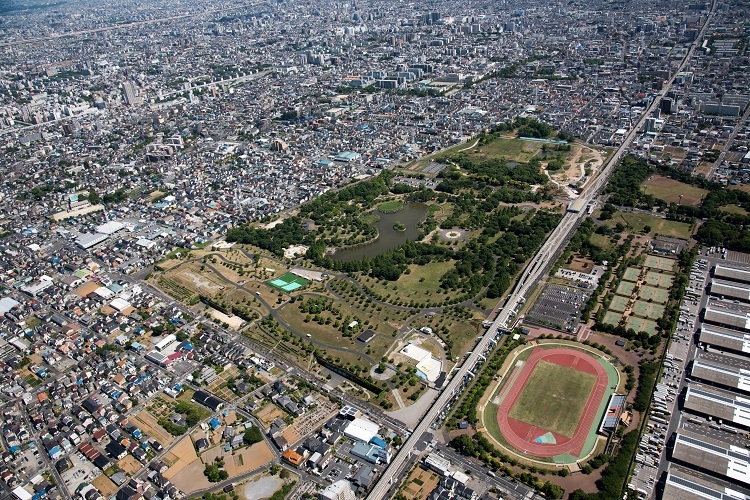 舎人公園と舎人公園駅（舎人ライナー）周辺（時事通信フォト）