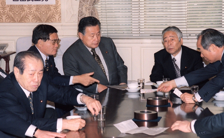 小渕首相が倒れた当時の「五人組」（野中、亀井、森、青木、村上の各氏。写真・共同通信社）