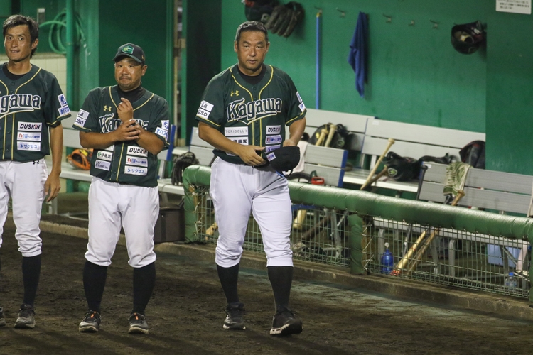 試合後、帽子を取り、対戦相手やスタンドに挨拶に向かう