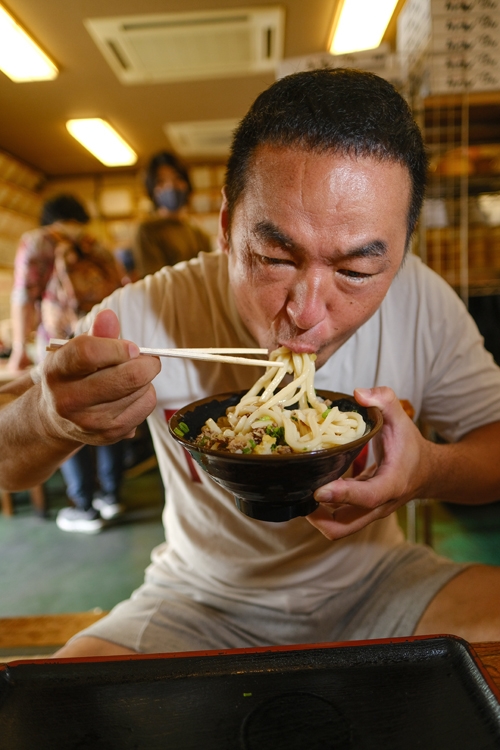 香川では初めて讃岐うどんを食べる松中信彦