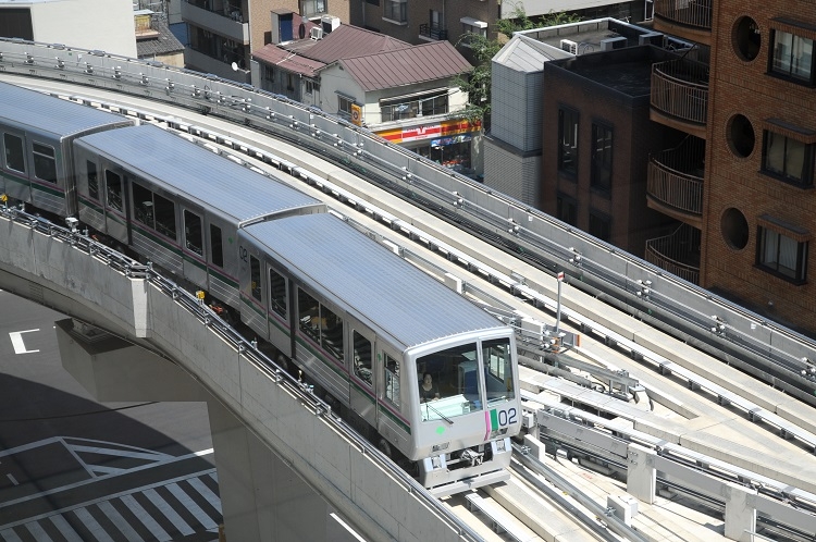 日暮里駅に入線する日暮里・舎人ライナーの旧型車両300形