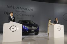 日産の体験型エンターテインメント施設「ニッサンパビリオン」のオープニングセレモニーに登壇した社長兼CEOの内田誠氏(写真左/時事通信フォト)
