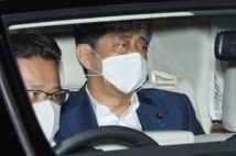 8月24日、慶応大学病院を出る安倍晋三首相（写真／時事通信フォト）