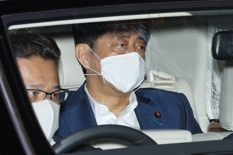 8月24日、慶応大学病院を出る安倍晋三首相（写真／時事通信フォト）