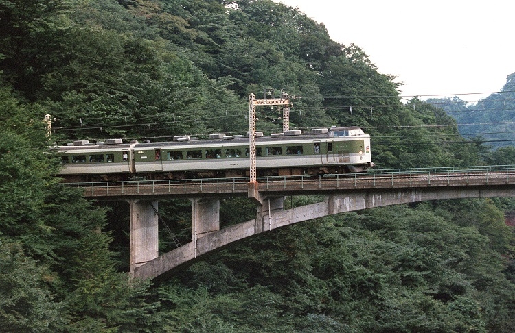 長野新幹線開業に伴い、廃止された横川－軽井沢間の信越線。碓氷峠を上る特急「あさま」号（時事通信フォト）