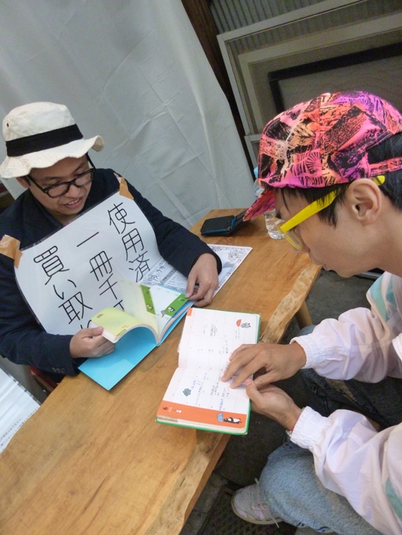 志良堂さん（写真左）の集めた手帳類は1200冊にのぼる。現在は買い取りはしておらず、無料寄贈のみ受け付け