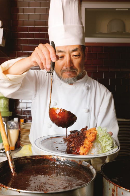 スパイスや小麦粉を焦げ目がつくまでじっくりと焙煎することで、特徴的な黒いルウが出来上がる