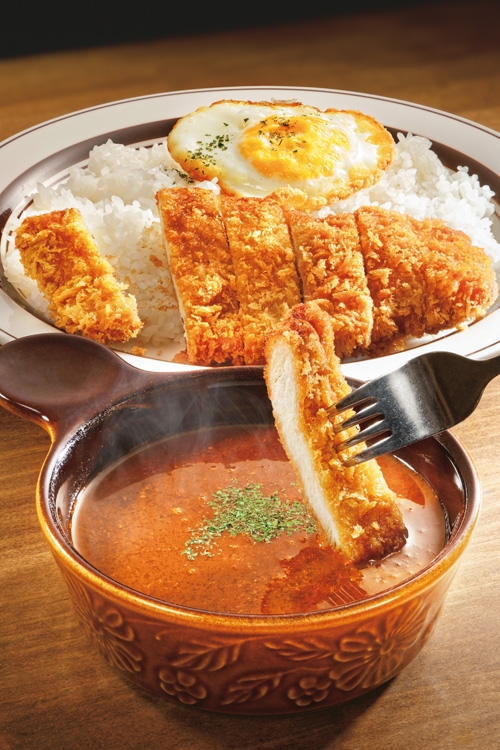 『カレー　クローバー』の「チキンカツレツとフライドエッグのくろーばーカレー」1000円