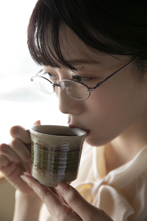 お茶をすする優香先生。あるいはコーヒーかも