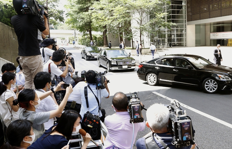 慶応病院に入る安倍首相（写真／共同通信社）