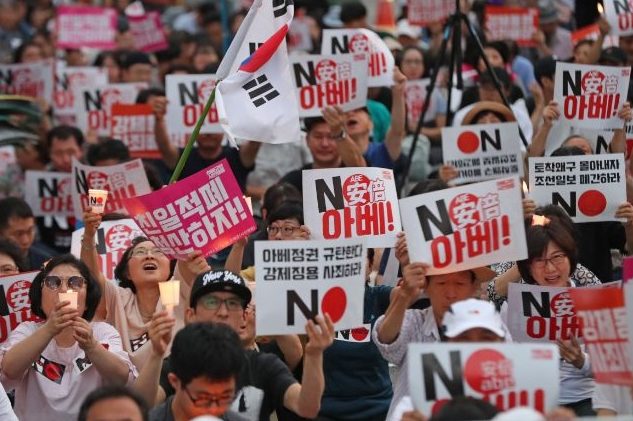 2019年夏、韓国では「NO安倍」を掲げる運動が盛り上がった（EPA=時事）