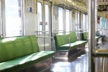 コロナ禍の「電車内飲食」に苛立ちの声続々　「マスク外してまでなぜ？」