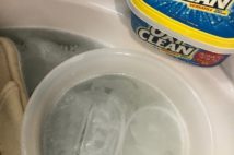 インスタお掃除アカで話題の「オキシ漬け」、その便利さと注意点