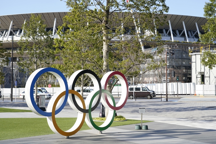 新聞各紙はなぜか東京五輪中止論には及び腰に見える…（時事通信フォト）