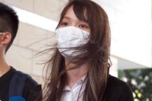 香港当局、「雨傘」リーダー周庭氏の携帯、パソコン押収