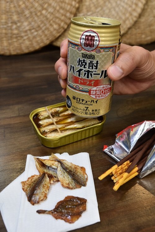 缶詰や乾き物のつまみを楽しむ客の定番の酒は焼酎ハイボールだ