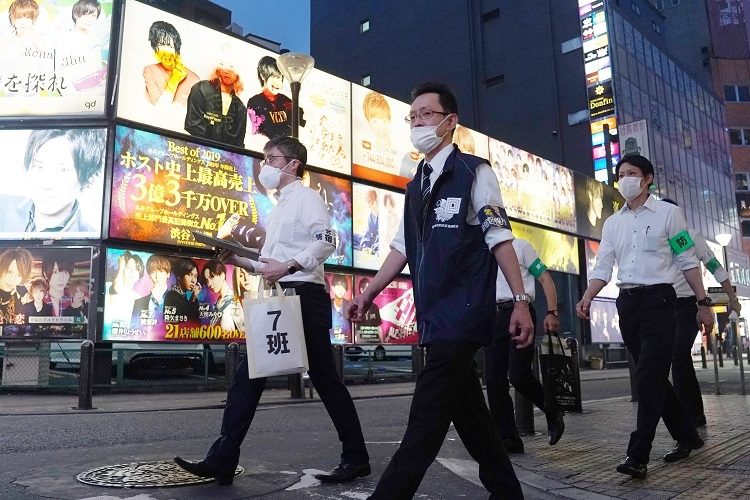 クラスター発生が明らかになった時期、歌舞伎町では新宿区職員らがホストクラブなどに新型コロナウイルス対策を呼び掛けた（時事通信フォト）