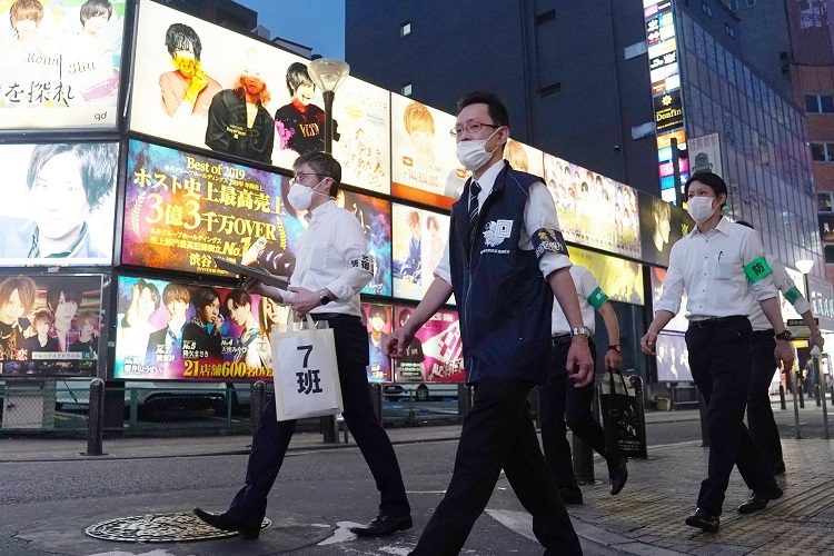 クラスター発生が明らかになった時期、歌舞伎町では新宿区職員らがホストクラブなどに新型コロナウイルス対策を呼び掛けた(時事通信フォト)
