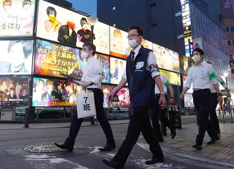 クラスター発生が明らかになった時期、歌舞伎町では新宿区職員らがホストクラブなどに新型コロナウイルス対策を呼び掛けた（時事通信フォト）