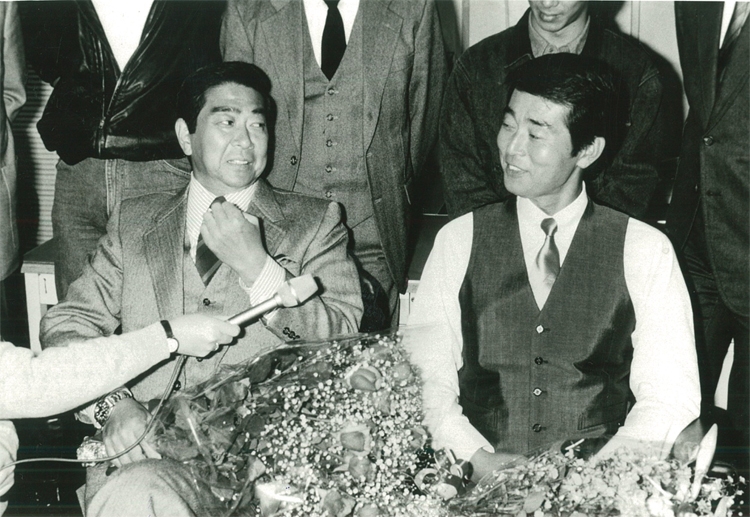 『太陽にほえろ！』でボス役を務めた石原裕次郎さん（左）の最終撮影日には多くの報道陣が押し寄せた