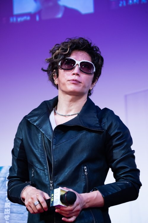 犬 gackt GACKTの愛犬は何歳で世話は誰が？マレーシアの自宅にメイドは何人いる？