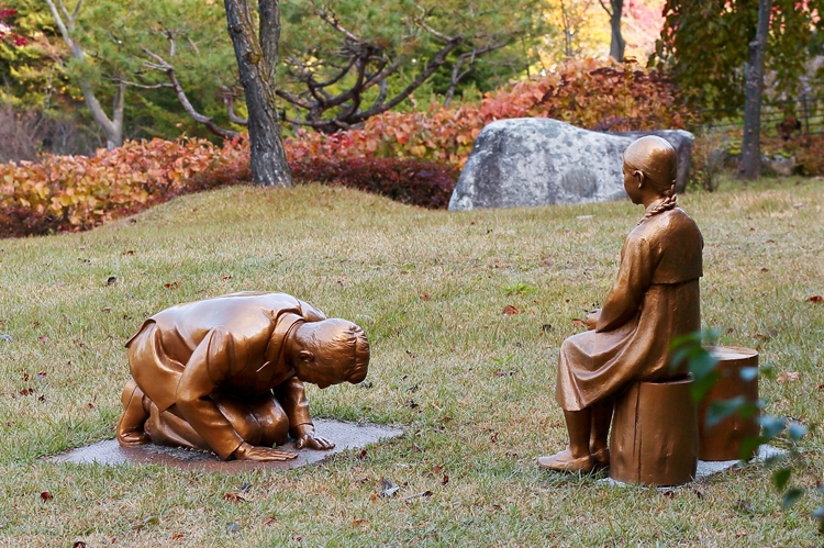 この熱はどこへ向かう？（植物園の銅像。写真／時事通信フォト）