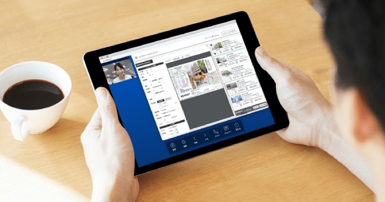 タブレット端末によるオンラインでの不動産商談のイメージ［ＧＡテクノロジーズ提供］（時事通信フォト）